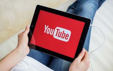 Reklamní výnosy video serveru YouTube poprvé klesly