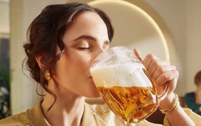 Pilsner Urquell oslavuje v nové kampani neměnnost