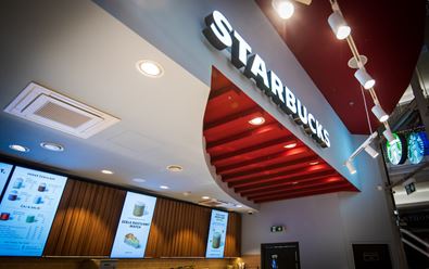 Starbucks přidává do kaváren digitální menuboardy