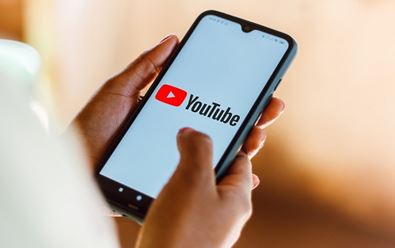 Reklamní výnosy YouTube zpomalily, zůstaly ale v růstu