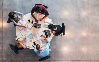 Studenti čerpají zprávy nejčastěji ze sítí, nejvíc ale důvěřují ČT