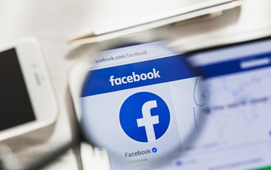 Facebook mění jméno a čeká propad provozního zisku