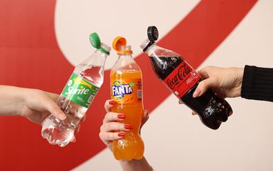 Coca-Cola zavádí napříč portfoliem neodnímatelná víčka