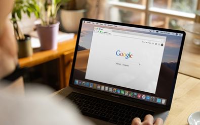 AI Overviews od Googlu rostou, podle studie ale ubírají webům