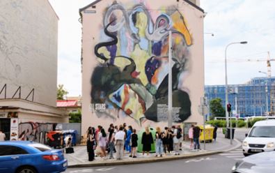 Converse dala vzniknout v Praze murální malbě