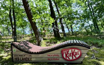 KitKat přeměňuje kovové prodejní stojany na lavičky