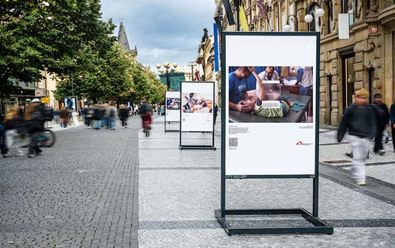 Lékaři bez hranic ukazují v kampani „cenzurovanou realitu“