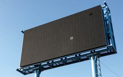 Praha: Předpisy splňuje necelá pětina billboardů u silnic, SPVR to odmítá