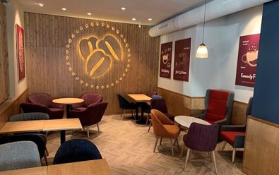 Costa Coffee otevírá v Praze novou kavárnu v designu Spektrum