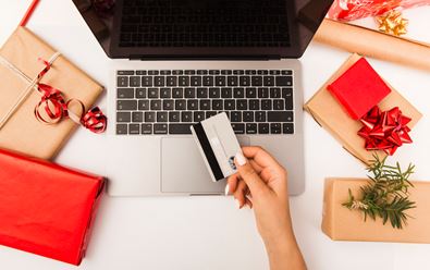 Vánoční dárky v e-shopech objedná 80 % Čechů