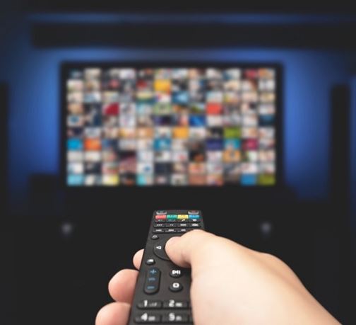 Streaming televizi nenahradil, diváci platformy kombinují