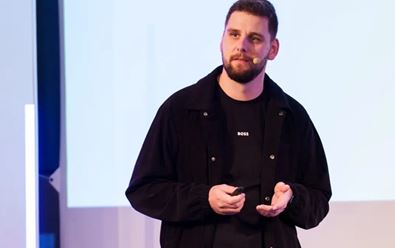 To je Revolut? Ne, Spořitelna. Jak neskončit v šedi zaměnitelnosti...