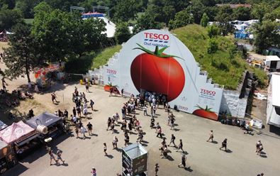 Prodejna Tesca na Rock for People přilákala desítky tisíc lidí