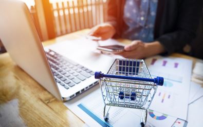 Češi v létě utráceli online dosud nejvíc z celého roku