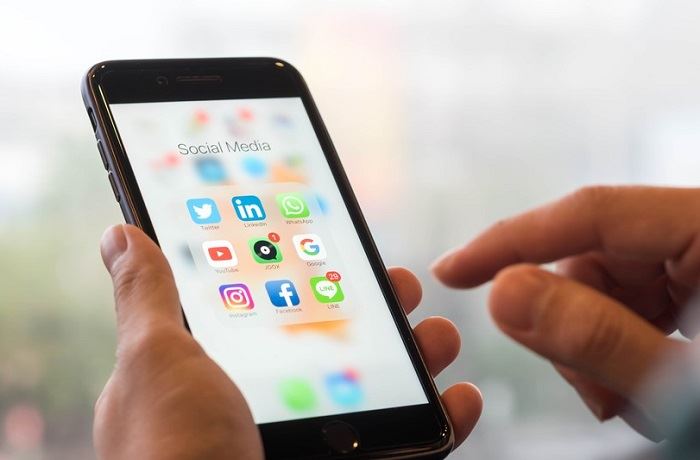 Pětina Čechů už nakoupila přes sociální sítě, nejčastěji mladí