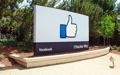 Facebook hrozí blokováním odkazů na zprávy