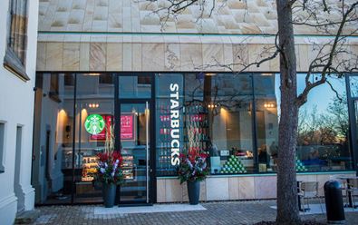 Starbucks otevírá další kavárnu na Pražském hradě
