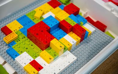 Lego uvádí v Česku kostky s Braillovým písmem