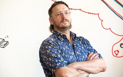 Sejde se spisovatel, scenárista a copywriter v jedné hospodě