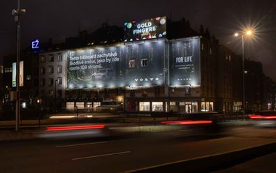 Volvo umístilo v Praze billboard, který čistí vzduch