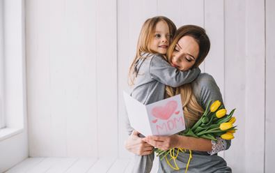 Den matek slaví tři ze čtyř dětí, přeje k němu i 13 % partnerů