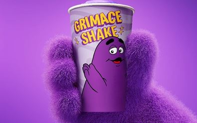 McDonald’s uvádí novinku s Grimace, vyráží s ní na cesty