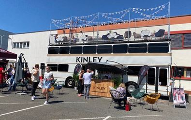 Kinley vyráží na roadshow se zážitkovým autobusem
