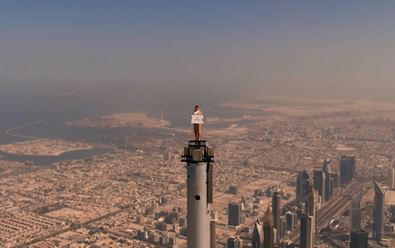 Emirates natočily reklamu na špičce nejvyšší budovy světa