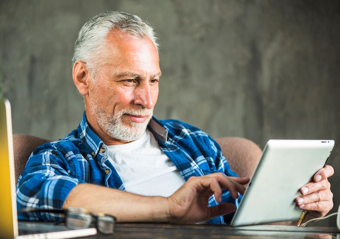 Baby Boomers tráví na internetu polovinu svého času s médii