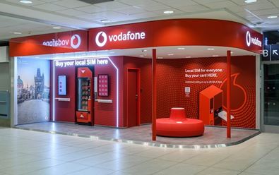 Vodafone na pražském letišti otevírá samoobslužný obchod