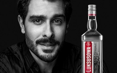 Značka Luksusowa Vodka si v reklamě utahuje ze svého jména