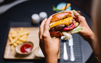 Fast foody navštíví za měsíc polovina Čechů, častěji mladší
