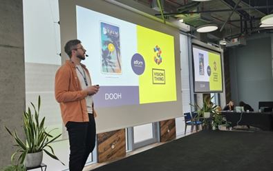 Adform přidává digitální obrazovky, propojuje CTV, DOOH i audio