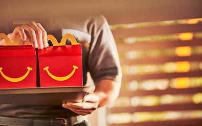 McDonald’s také v Česku nahrazuje plastové hračky v Happy Meal