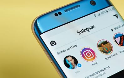 Role Instagramu při konzumaci zpráv roste, dohání Twitter
