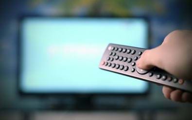 Dopady krize: TV inzerce klesá, čas strávený s TV roste