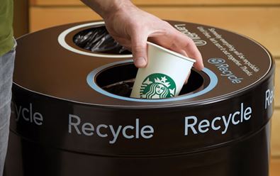 Starbucks zpoplatňuje jednorázové kelímky jednou korunou