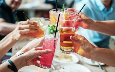 Mladí Češi volí méně alkoholu, více nealka a drinků v plechovce