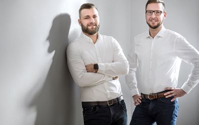Na trhu se spojují tři hráči, vzniká ABBBA Group