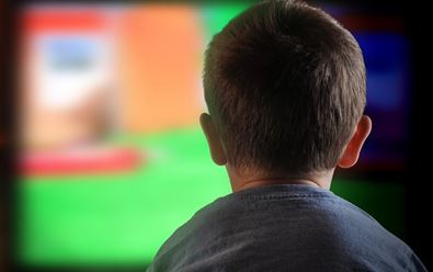 Děti sledují TV častěji než mládež, ta preferuje sociální sítě