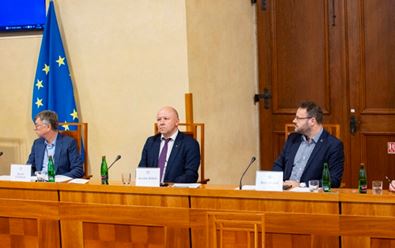 Generální ředitelé ČT a ČRo: Bez poplatků hrozí větší tlak na nezávislost