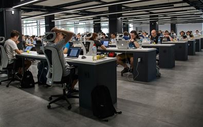 Komunikační skupiny přehodnocují strategie a restrukturalizují