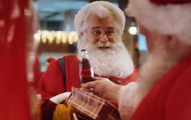 Svět potřebuje více Santů, hlásá vánoční kampaň Coca-Coly