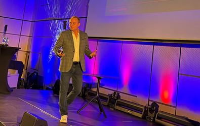 AI je rychlý teenager za volantem. Řídit musíme my, varuje Roger Hurni