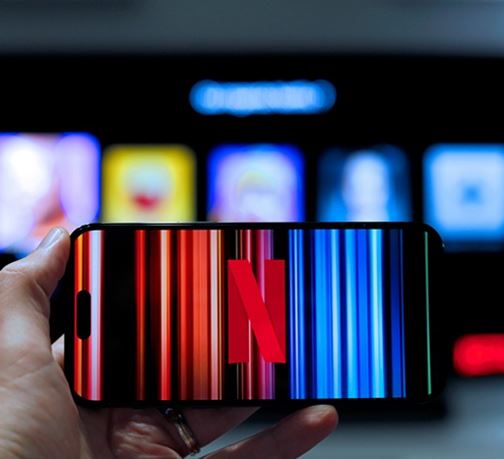 Netflix jedná se Spotify a zařadí vysílání lineární televize