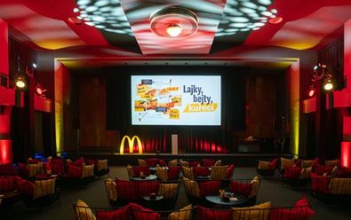 McDonald’s podporuje novinku mockumentem „Lajky, hejty, kuřecí“