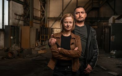 ČT kvůli tragédii na FF UK odkládá start seriálu Stíny v mlze