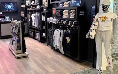 Hard Rock otevírá na pražském letišti svůj Rock Shop