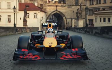 Red Bull uvedl reklamní spot s jízdou formule po Karlově mostě