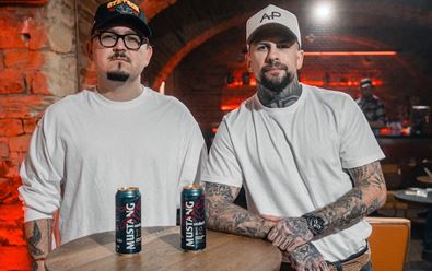 Mustang s Marpem vybrali černého koně hudební scény